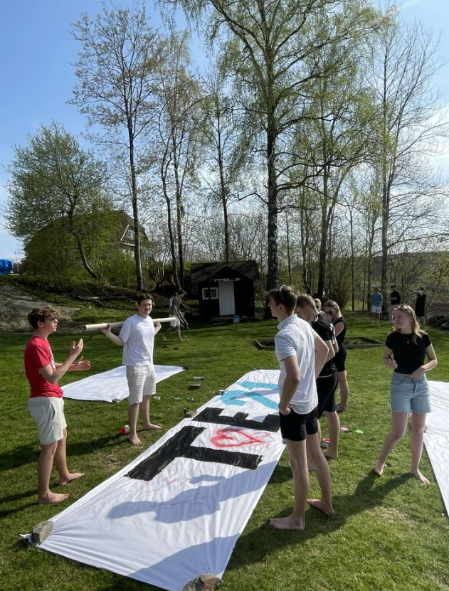 Bild på studentflak 2024, skaparna av Dinkår firar sin examen