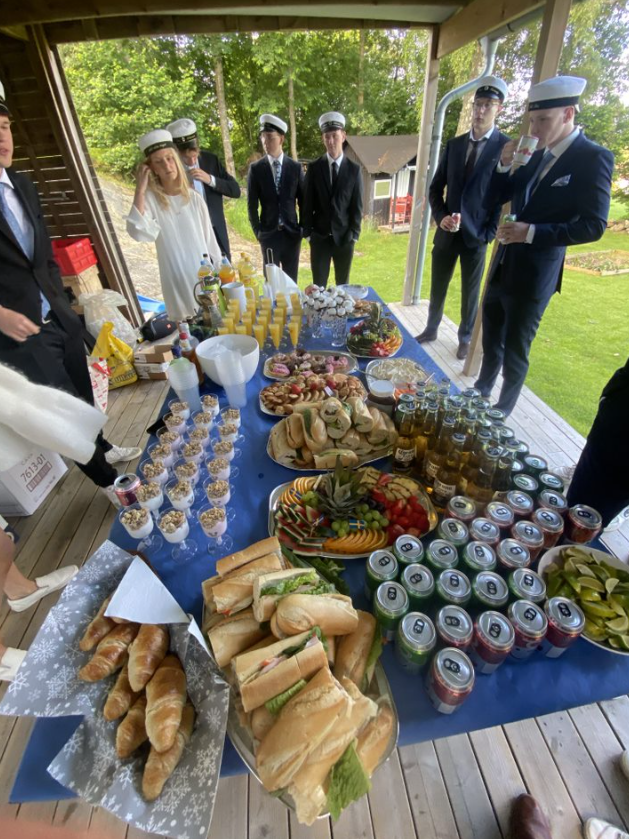 Bild på skaparna av Dinkår under studentfirandet 2024, iklädda traditionella studentmössor